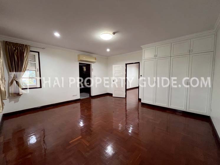 House with Shared Pool in Bangnatrad 
